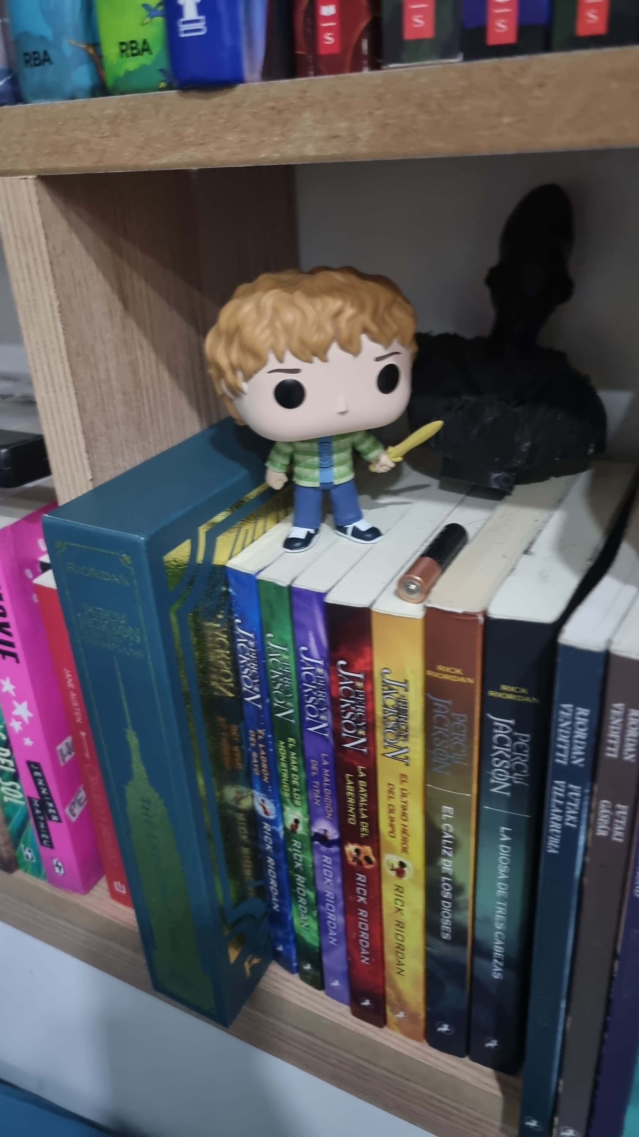 mi librero, con mis libros de percy jackson y mi funko pop de percy
