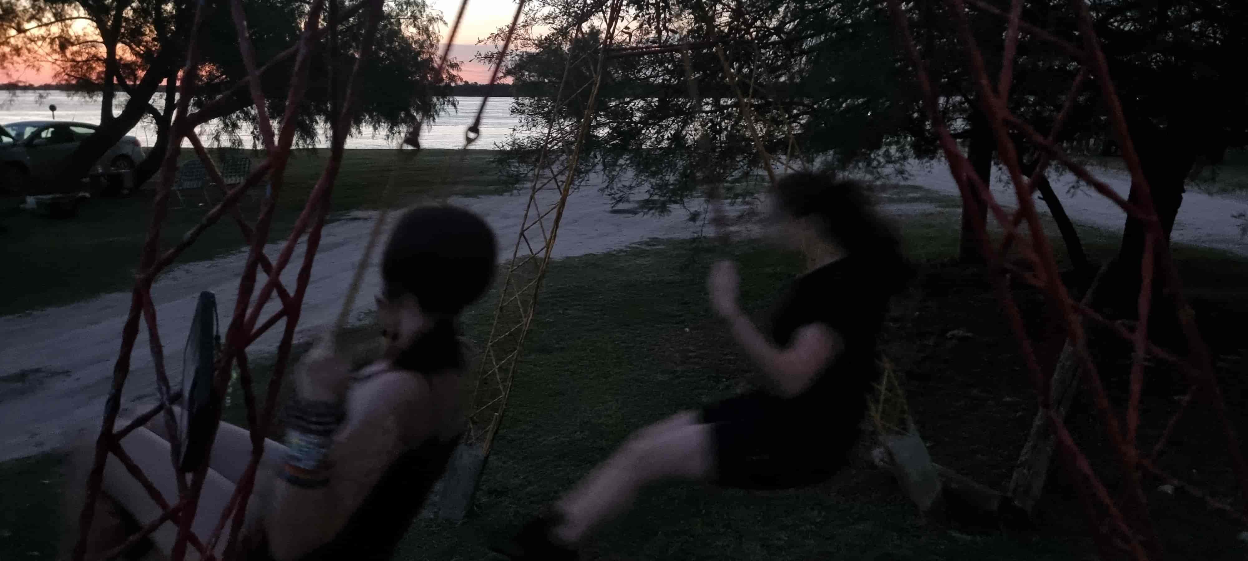 mis amigas en una hamaca de noche